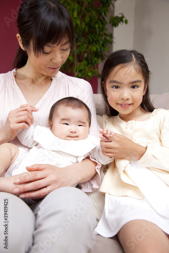 Photo: ソファに座る母親と子供達 ソファに座る母親と子供達