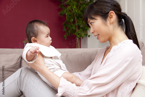 Photo: 赤ちゃんをあやす母親 赤ちゃんをあやす母親