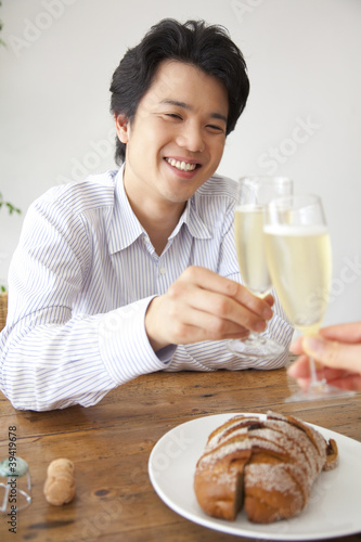 Photo: シャンパンで女性と乾杯をする男性 シャンパンで女性と乾杯をする男性
