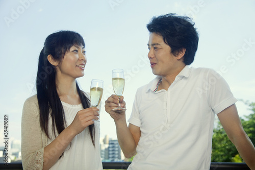 Foto: シャンパンで乾杯をするカップル シャンパンで乾杯をするカップル