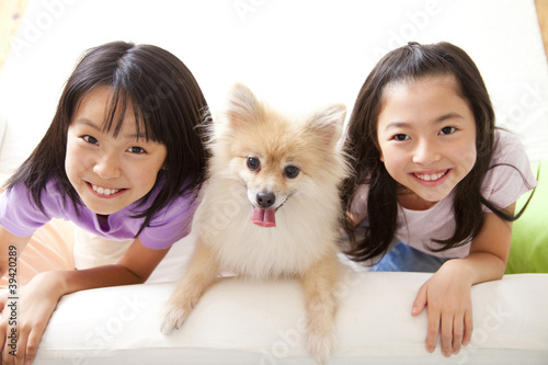 Foto: ポメラニアンと笑顔の女の子2人 ポメラニアンと笑顔の女の子2人