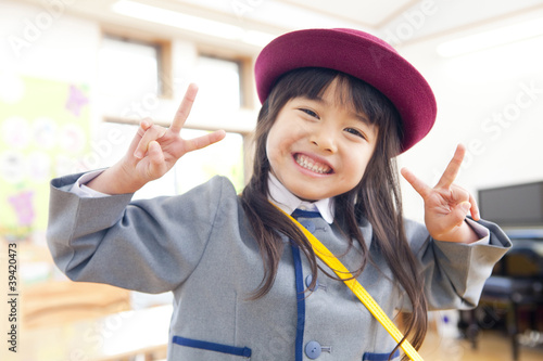 Photo: ピースサインをする幼稚園女児 ピースサインをする幼稚園女児