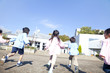 園庭を走る幼稚園児の後姿