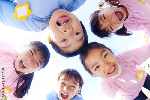 Photo: 輪になって笑う幼稚園児5人 輪になって笑う幼稚園児5人