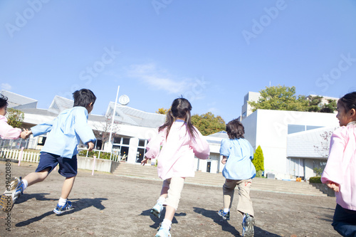 Photo: 園庭を走る幼稚園児の後姿 園庭を走る幼稚園児の後姿