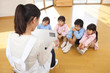 紙芝居に聞き入る幼稚園児