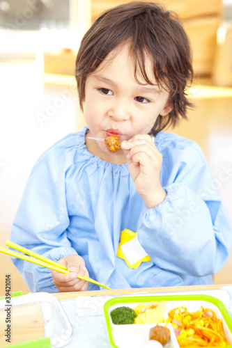 Photo: お弁当を食べる幼稚園男児 お弁当を食べる幼稚園男児