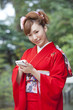 スマートフォンを使う振袖姿の女性