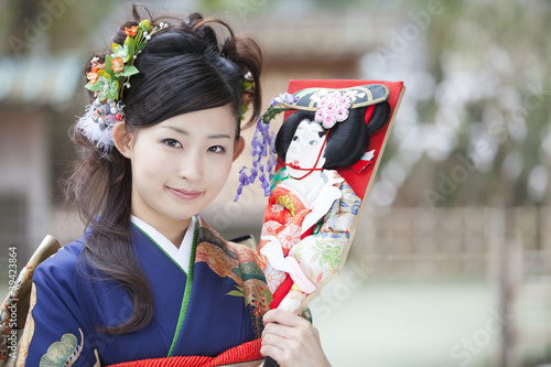 Photo: 羽子板を持って微笑む振袖姿の女性 羽子板を持って微笑む振袖姿の女性