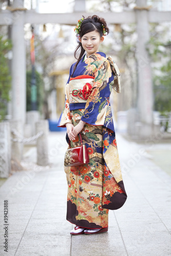 Photo: 振袖姿で微笑む女性 振袖姿で微笑む女性