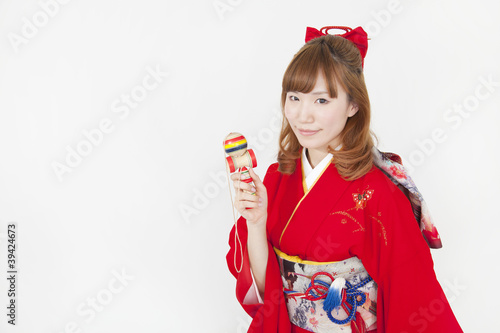 Photo: けん玉を持ち微笑む振袖姿の女性 けん玉を持ち微笑む振袖姿の女性