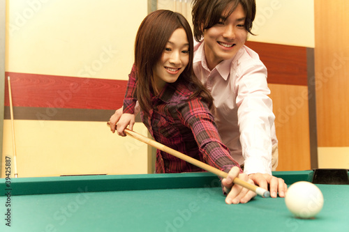 Photo: ビリヤードをする男女 ビリヤードをする男女