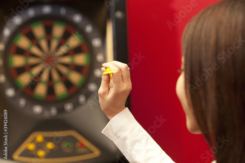 Photo: ダーツを構える女性 ダーツを構える女性