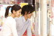 クレーンゲームをする男女