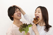 野菜を持った男性と骨付き肉を持った女性