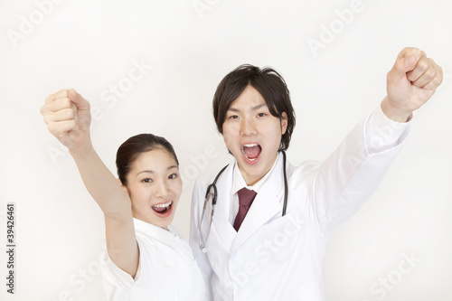 Photo: ガッツポーズをする医師と看護師 ガッツポーズをする医師と看護師
