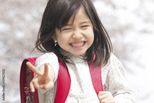 Photo: 桜の下でVサインをする小学生女子 桜の下でVサインをする小学生女子