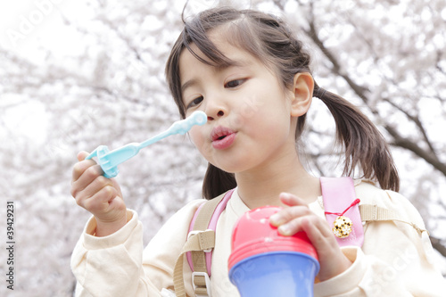 Photo: 桜の下でシャボン玉を吹く女の子 桜の下でシャボン玉を吹く女の子
