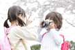 カメラで女の子を撮影する男の子