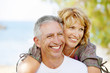 Foto: Mature couple smiling and embracing. Mature couple smiling and embracing.