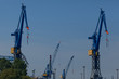 Werftkrane vor blauem Himmel