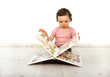 Ein Kind schaut ein Bilderbuch an