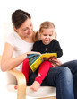 1,3,12 Buch vorlesen Mutter mit Kind