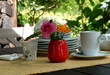 gedeckter Tisch im Sommer im Garten