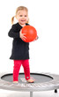 1.3.12 Mädchen mit Ball auf Trampolin