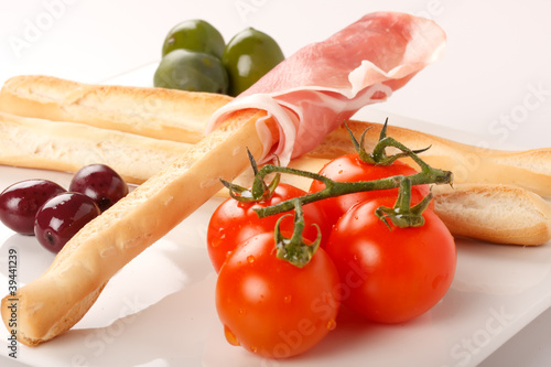 Photo: Antipasto con grissini, prosciutto, olive e pomodori Antipasto con grissini, prosciutto, olive e pomodori
