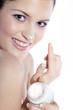 Beauty Frau mit Gesichts Creme blickt hübsch