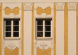 Mit Säulen und Kapitellen verzierte Hausfassade
