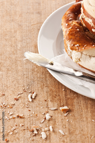Photo: Butter auf die Brezel schmieren Butter auf die Brezel schmieren