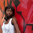 jeune femme africaine devant mur de graffs