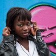 jeune femme africaine devant mur de graffs