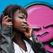 jeune femme africaine devant mur de graffs