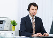 freundlicher mitarbeiter im callcenter