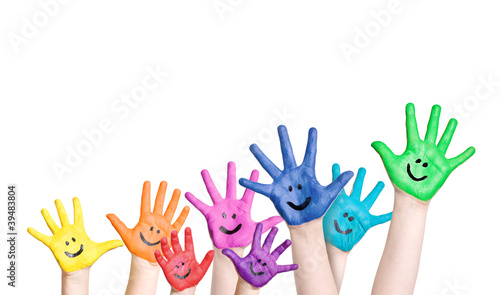 Photo: lachende Kinderhände in regenbogenfarben lachende Kinderhände in regenbogenfarben