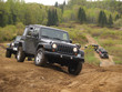 Jeep en groupe sur chemin de terre, canada