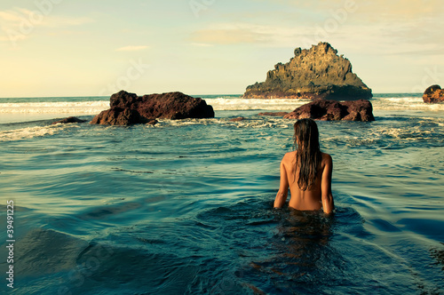 Photo: Chica sentada en la orilla del mar Chica sentada en la orilla del mar