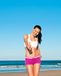 Fitnessfrau am Strand