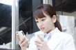 休憩中にスマートフォンを持つビジネスウーマン
