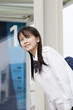バスを待つ女子高校生