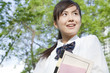 ノートを持って微笑む女子高校生