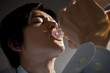 ウィスキーをラッパ飲みする男性