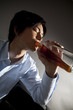 ウィスキーをラッパ飲みする男性