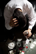 酒を飲んで頭を抱える男性