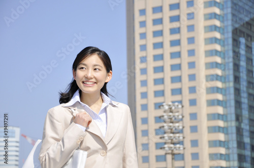 Photo: 笑顔で歩くOL 笑顔で歩くOL