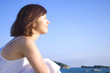 海辺で遠くを見つめる女性