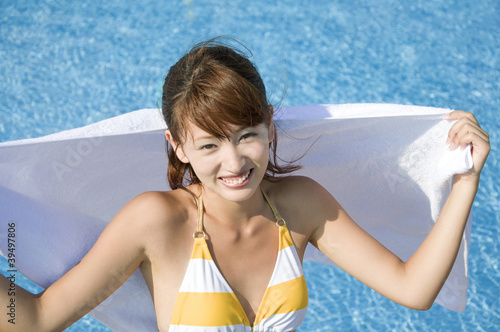 Photo: タオルで体を拭く水着女性 タオルで体を拭く水着女性